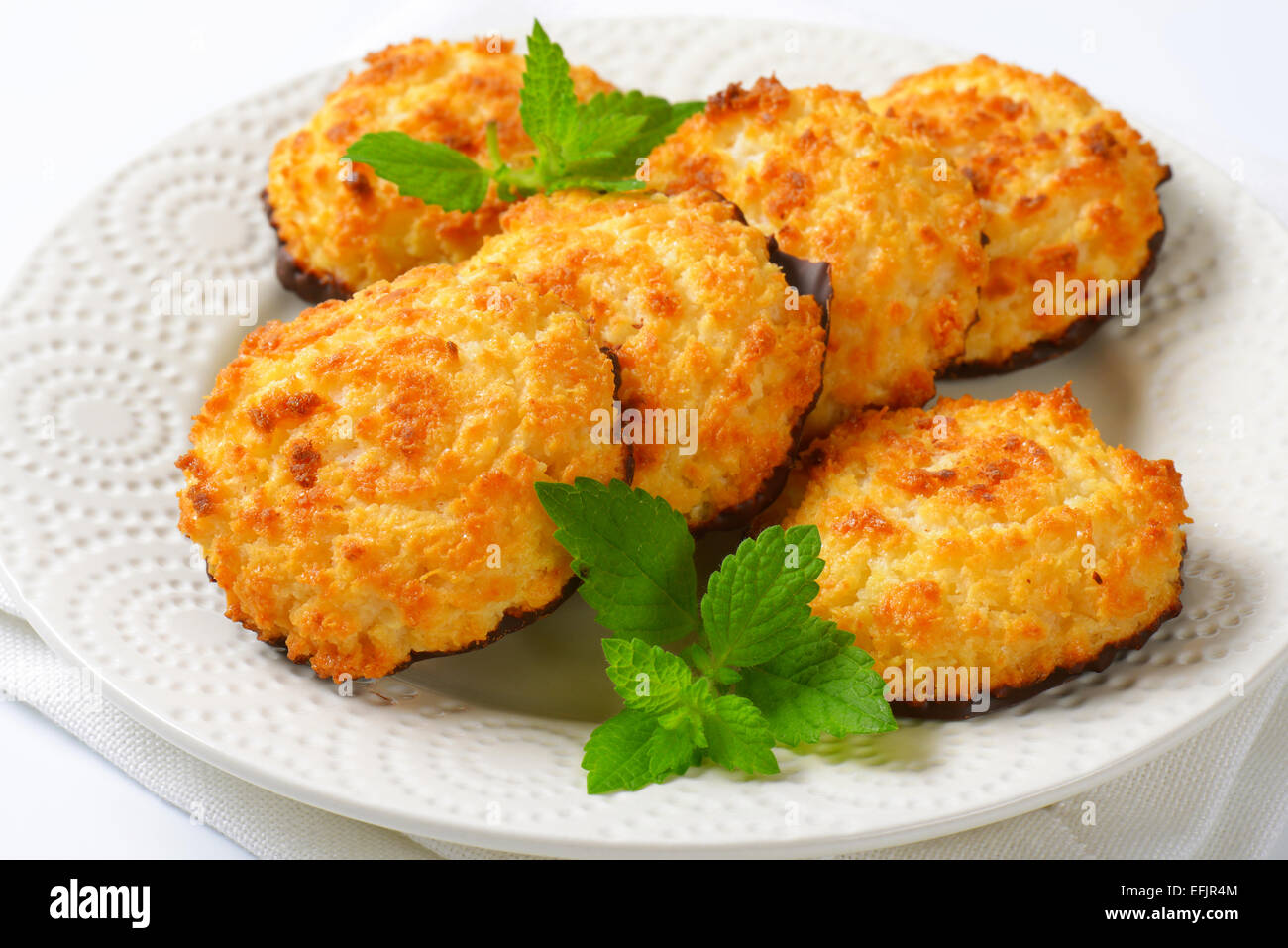 Cookies Noix De Coco trempées dans le chocolat noir Banque D'Images