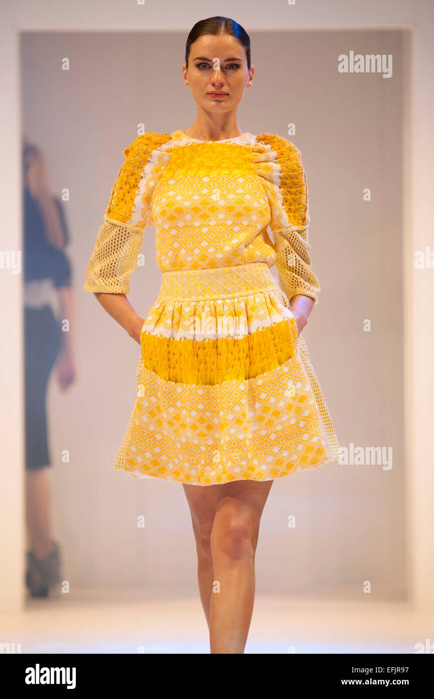 Modèle de mode sur les podiums lors d'un fashion show Bora Aksu Banque D'Images