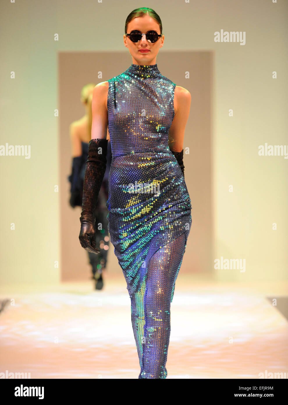 Modèle de mode sur les podiums lors d'un défilé de Fyodor Golan Banque D'Images