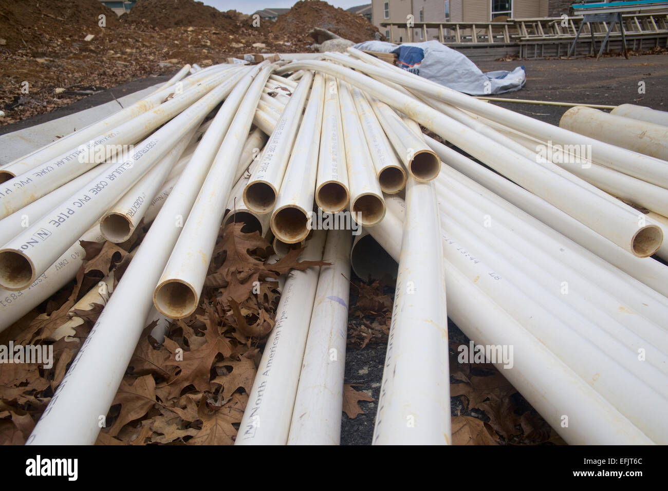L'utilitaire blanc tuyau dans une pile sur un chantier de construction. Banque D'Images