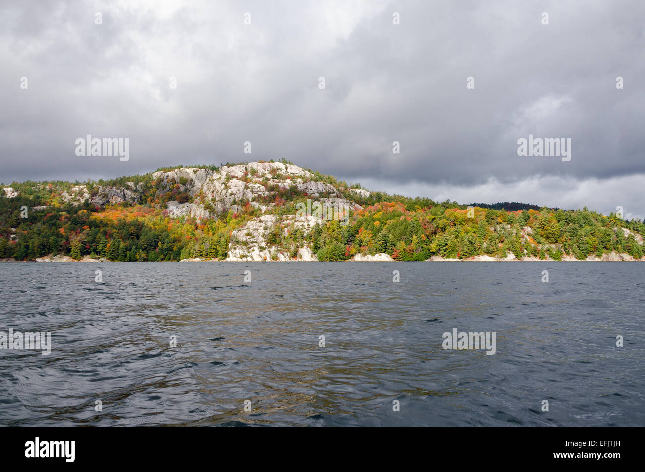 Dans le lac de la forêt d'automne au Canada journée ensoleillée Banque D'Images