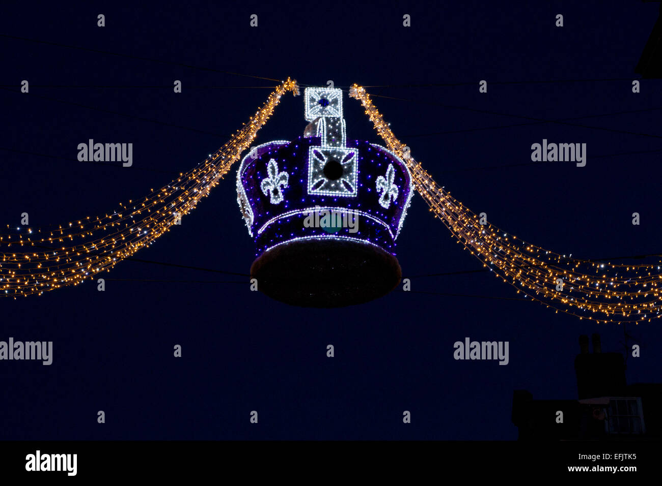 Une couronne mauve décoré de lumières de Noël suspendus dans la rue Peascod, près du château de Windsor, Berkshire, Angleterre en Janvier Banque D'Images