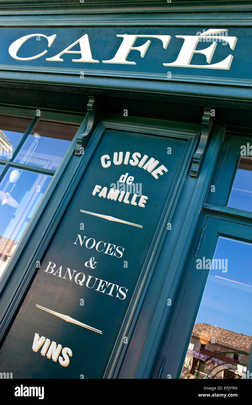 Façade d'un vieux bistrot français Banque D'Images
