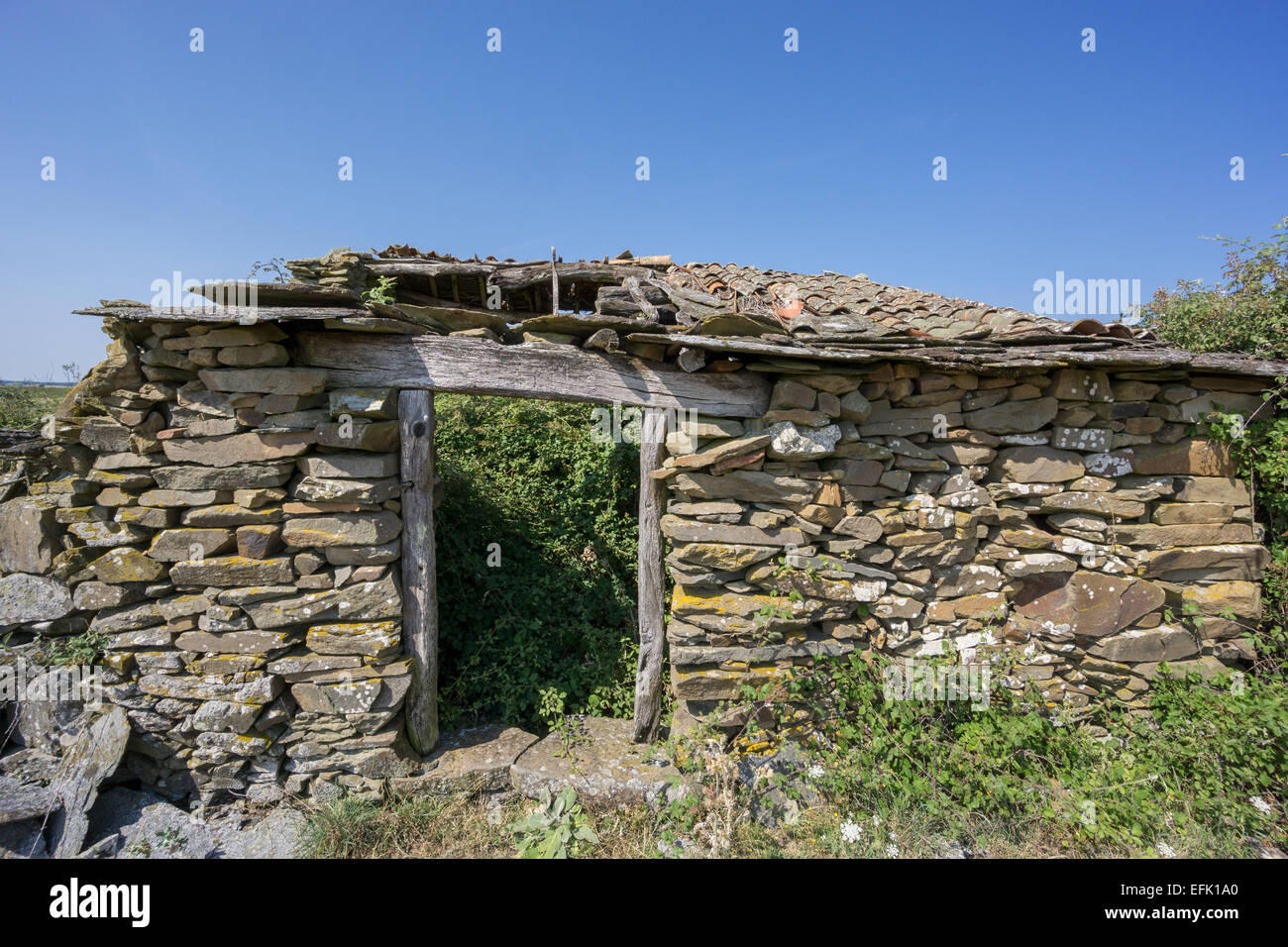 Vieille maison abandonnée faite avec des pierres, vue avant Banque D'Images