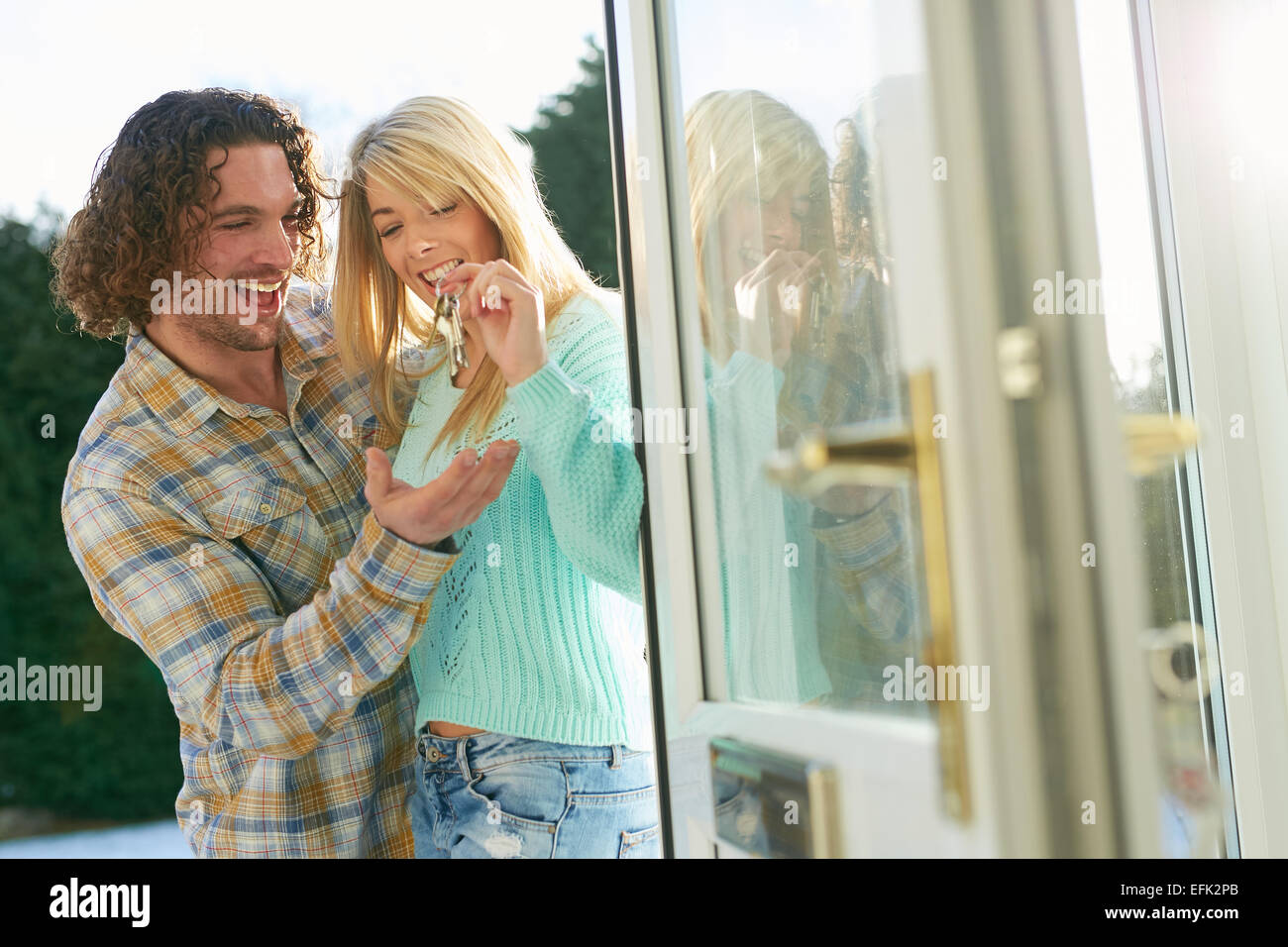 Les premiers acheteurs détenant les clés de maison neuve Banque D'Images