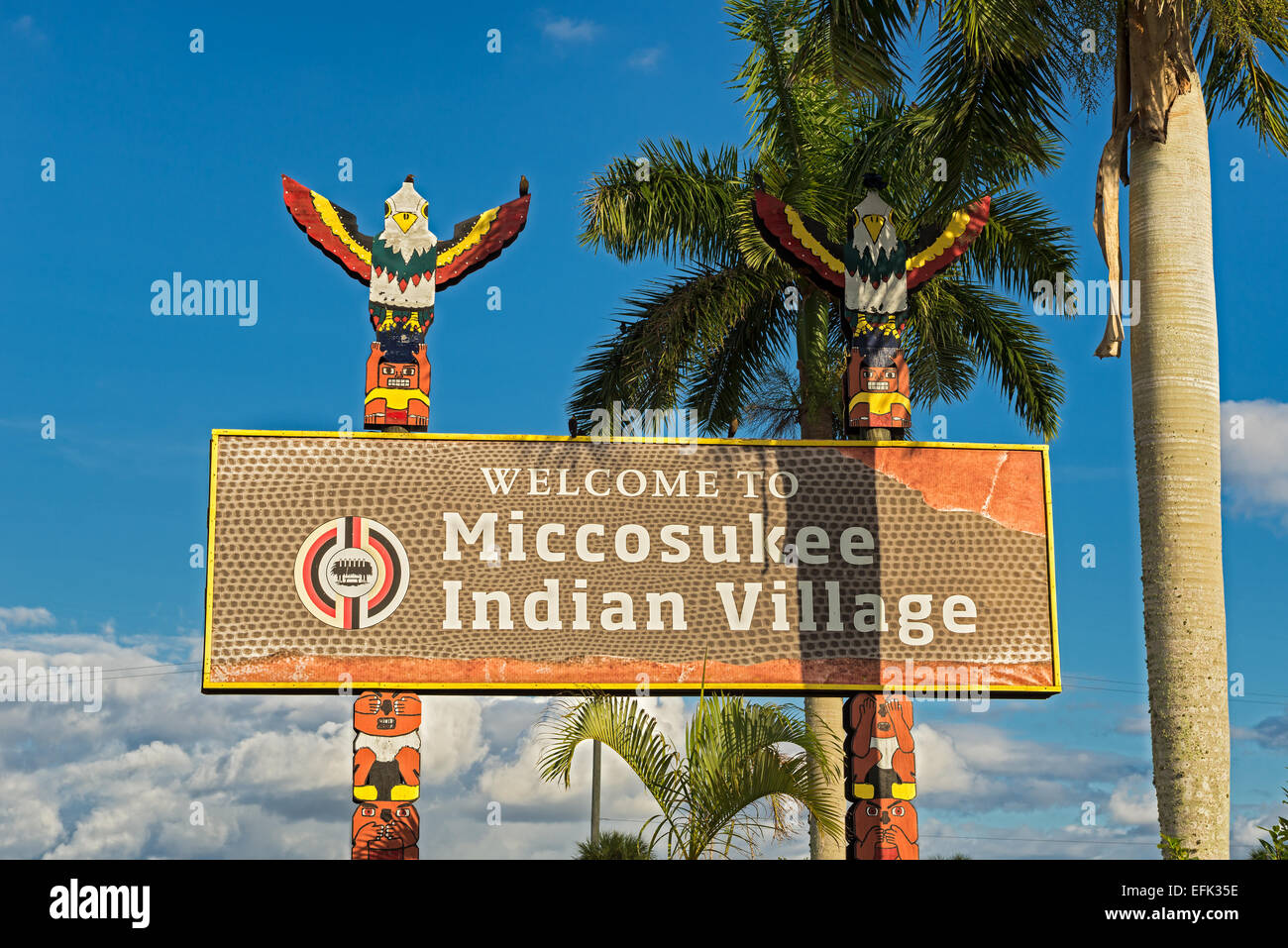 Panneau d'entrée dans le village indien Miccosukee Banque D'Images