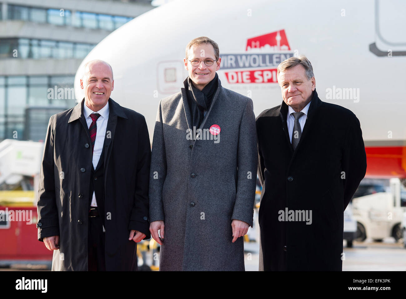 Berlin, Allemagne. 05 févr., 2015. Le Directeur général d'Air Berlin, Stefan Pichler (L), du maire de Berlin, Michael Müller (SPD, C) et le président de l'exploitant de l'aéroport Flughafen Berlin Brandenburg GmbH, Hartmut Mehdorn (R), de se tenir sur le tarmac de l'aéroport de Tegel à Berlin, Allemagne, 5 février 2015. Avec Berlin, Hambourg est l'application d'entre la course à la demande internationale d'accueillir les Jeux Olympiques de 2024 ou 2028. © AFP PHOTO alliance/Alamy Live News Banque D'Images