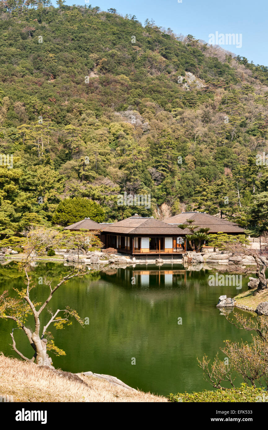Jardin Ritsurin-koen, Takamatsu, Japon. La maison de thé Kikugetsu-tei (1640), sur la rive du lac, sous le mont Shiun Banque D'Images