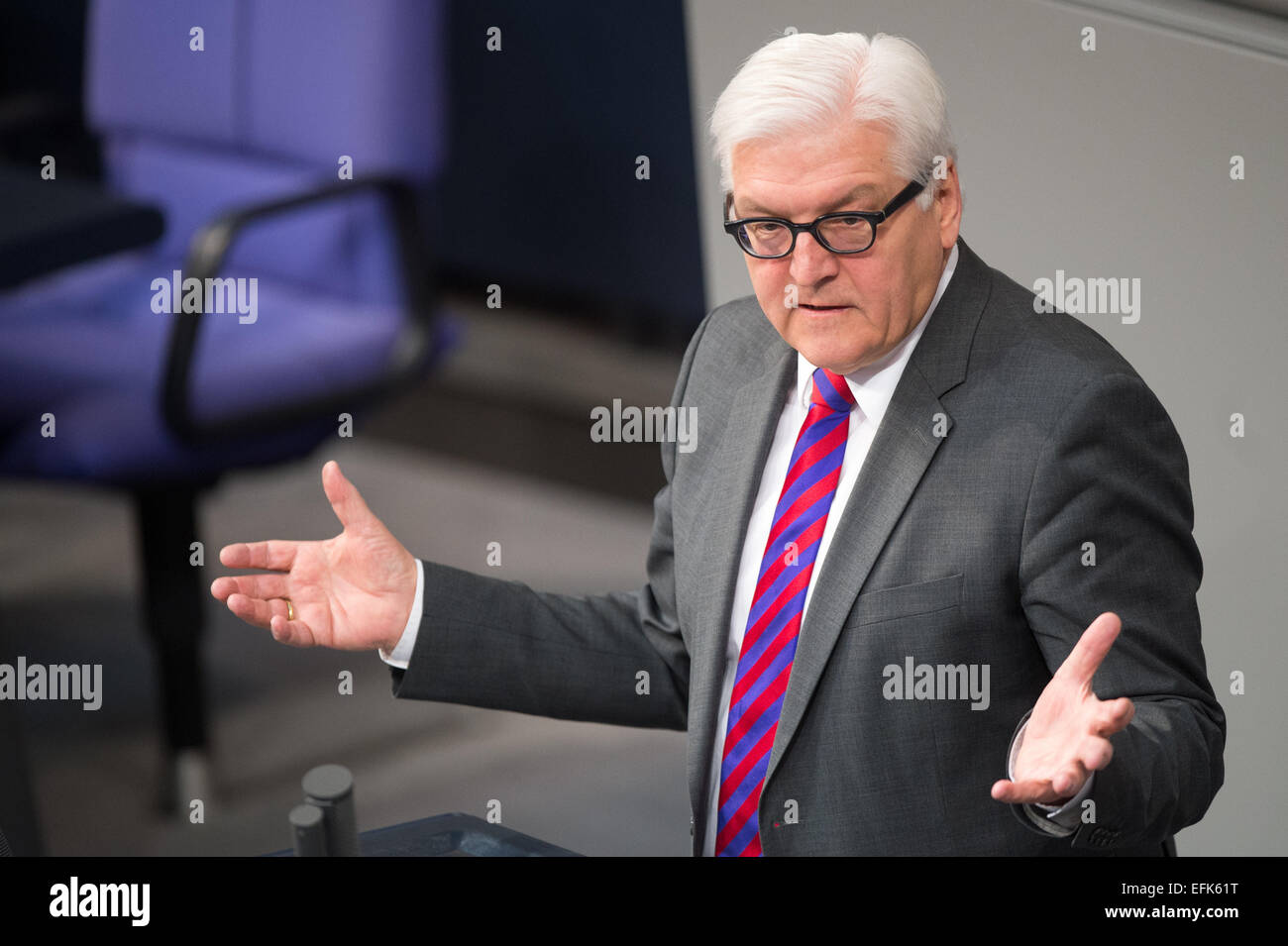 Berlin, Allemagne. Feb 6, 2015. Le ministre allemand des affaires étrangères, Frank-Walter STEINMEIER (SPD) prend part à une session parlementaire du Bundestag allemand à Berlin, Allemagne, 6 février 2015. Steinmeier a clarifié sa position sur l'accent sur la prévention civile des crises pour résoudre les conflits internationaux au lieu d'options militaires, l'avance de la 51e Conférence de Munich sur la sécurité. Photo : Maurizio Gambarini/dpa/Alamy Live News Banque D'Images