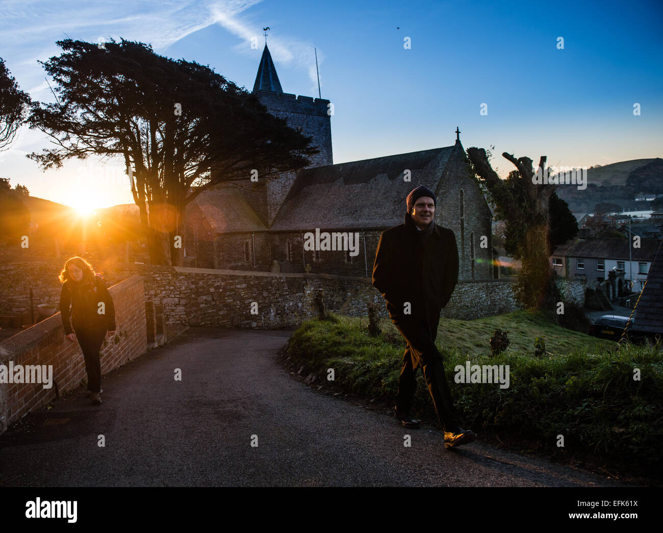 Aberystwyth, Pays de Galles, Royaume-Uni. Le 06 février, 2015. Météo France : Après une nuit glaciale et froide, le soleil se lève sur la silhouette de la tour de l'église du xiiie siècle dans la région de Llanbadarn à la périphérie d'Aberystwyth, à mesure que les gens se rendent au travail à pied au début de la lumière du matin, le Pays de Galles au Royaume-Uni. Credit : Keith morris/Alamy Live News Banque D'Images