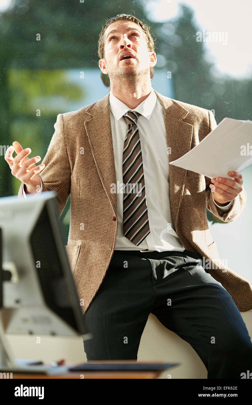 L'homme stressé au travail Banque D'Images