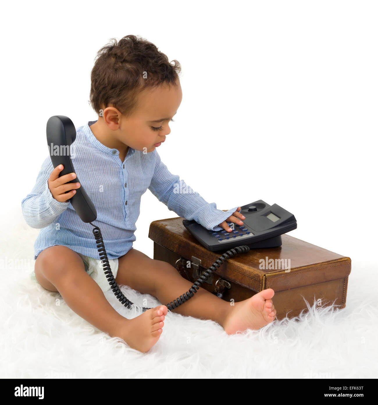 Adorable Petit 18 Mois Bebe Garcon D Origine Africaine A Jouer Avec Un Telephone Photo Stock Alamy Adorable Petit 18 Mois Bebe Garcon D Origine Africaine A Jouer Avec Un Telephone Photo Stock Alamy