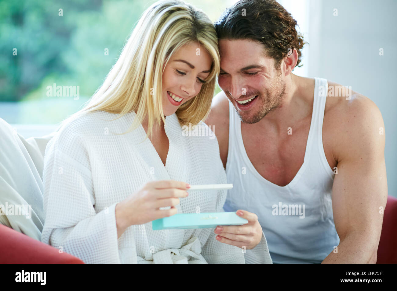 Couple heureux avec les résultats de test de grossesse Banque D'Images