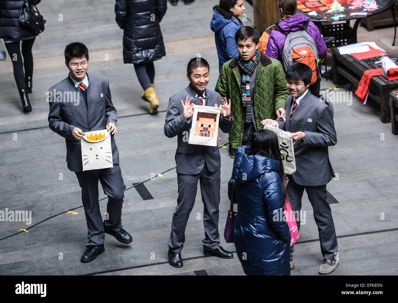 Hangzhou, Chine, Province de Zhejiang. Feb 6, 2015. Les élèves vendent des sacs respectueux de l'environnement qu'ils ont faits pendant un bazar de charité dans le CCE Centre à Hangzhou, capitale de la Chine de l'est la province du Zhejiang, le 6 février 2015. Un bazar de charité ont participé par plus de 60 étudiants internationaux a ouvert vendredi à Hangzhou, avec tous les fonds recueillis sont versés à des organismes sans but lucratif. © Xu Yu/Xinhua/Alamy Live News Banque D'Images