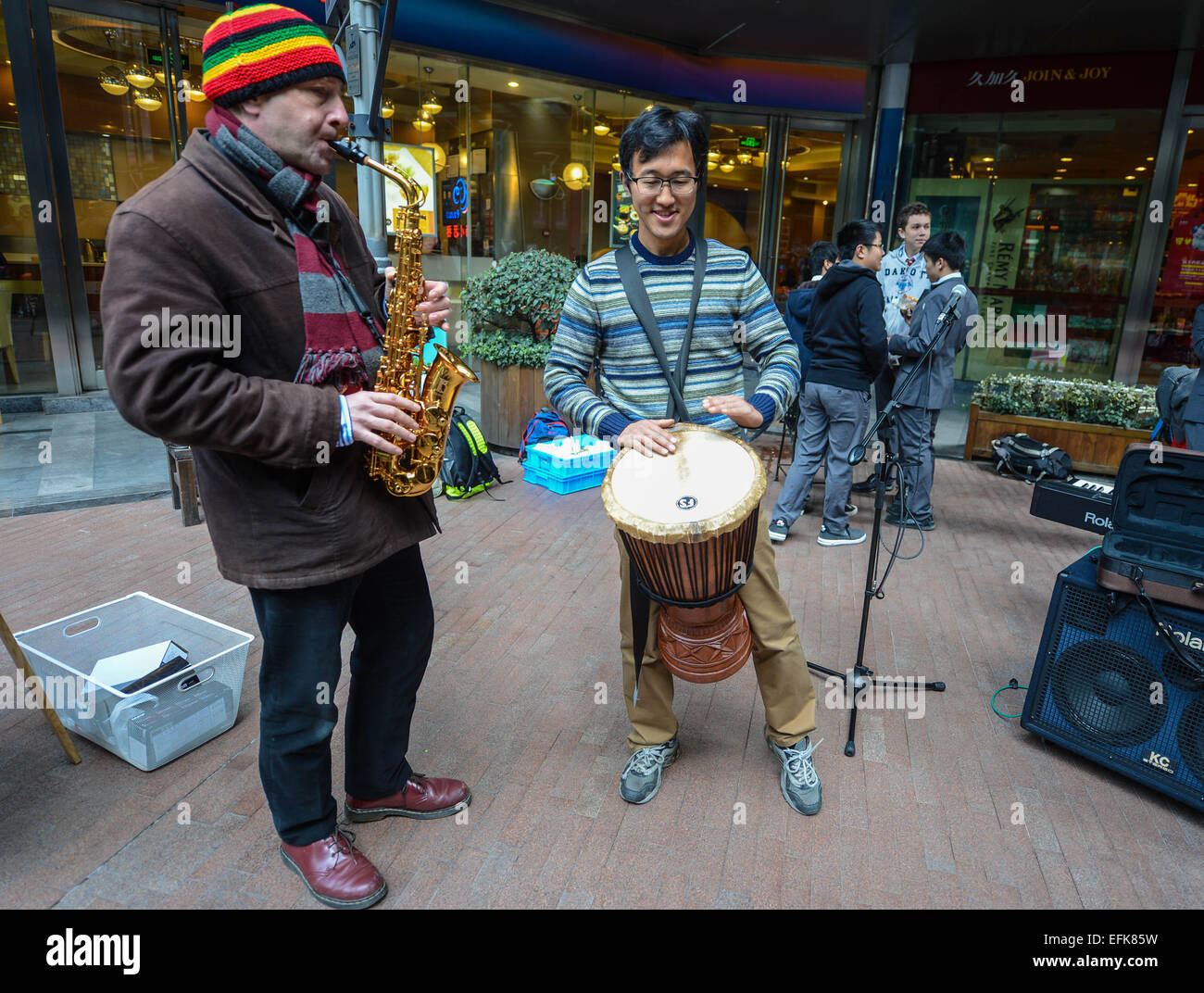 Hangzhou, Chine, Province de Zhejiang. Feb 6, 2015. Un enseignant et un étudiant donner des représentations lors d'un bazar de charité dans le CCE Centre à Hangzhou, capitale de la Chine de l'est la province du Zhejiang, le 6 février 2015. Un bazar de charité ont participé par plus de 60 étudiants internationaux a ouvert vendredi à Hangzhou, avec tous les fonds recueillis sont versés à des organismes sans but lucratif. © Xu Yu/Xinhua/Alamy Live News Banque D'Images