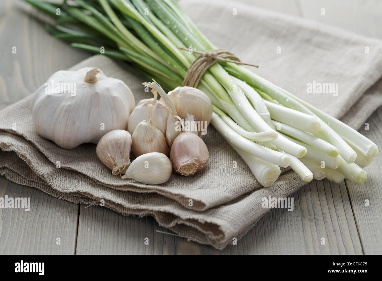 Groupe de produits frais bio les oignons verts et l'ail Banque D'Images