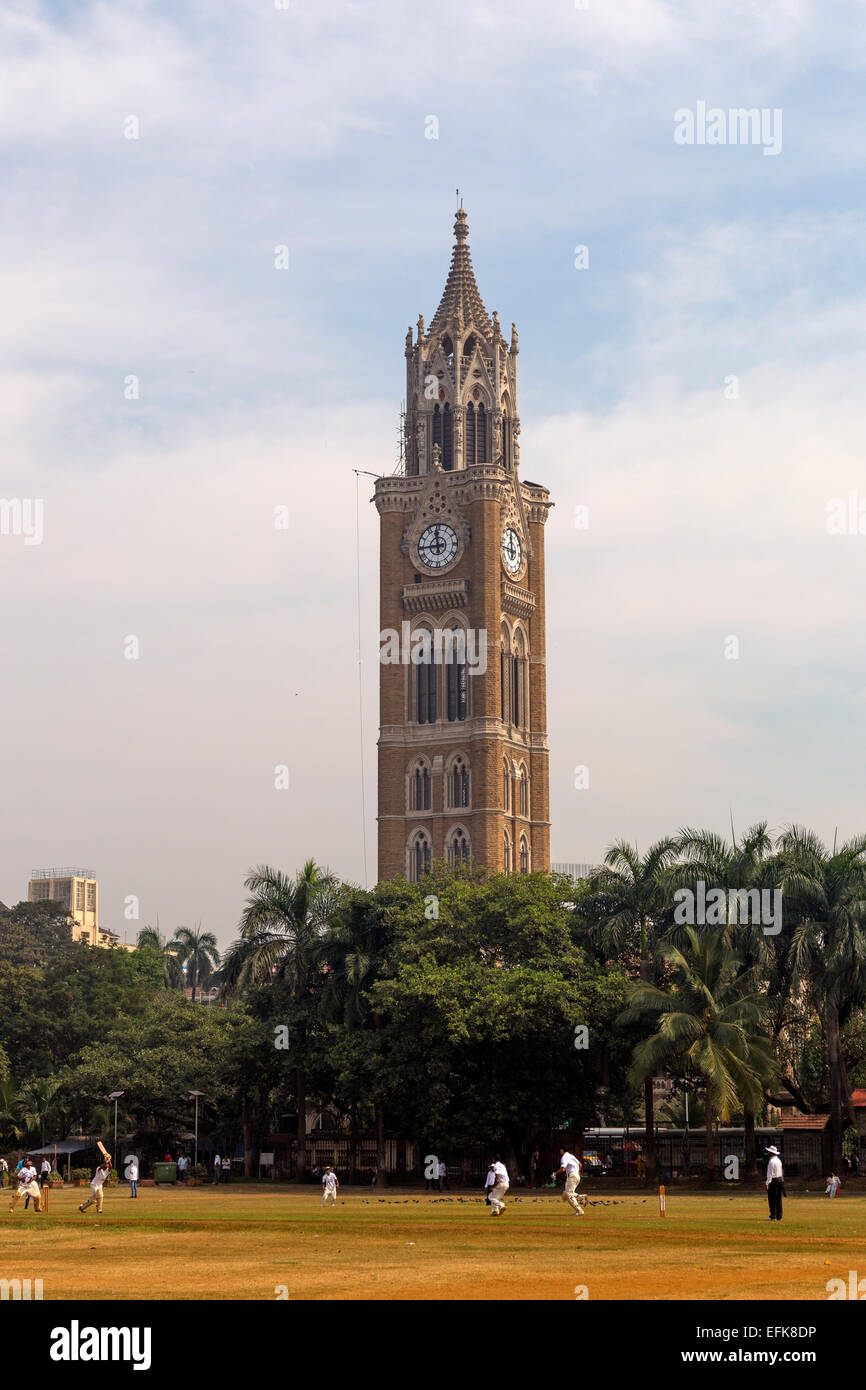 L'Inde, Mumbai, Maharashtra, district de Colaba, Maidan, ovale et tour de l'horloge Rujabi Banque D'Images