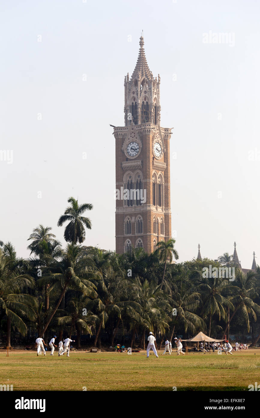 L'Inde, Mumbai, Maharashtra, district de Colaba, Maidan, ovale et tour de l'horloge Rujabi Banque D'Images