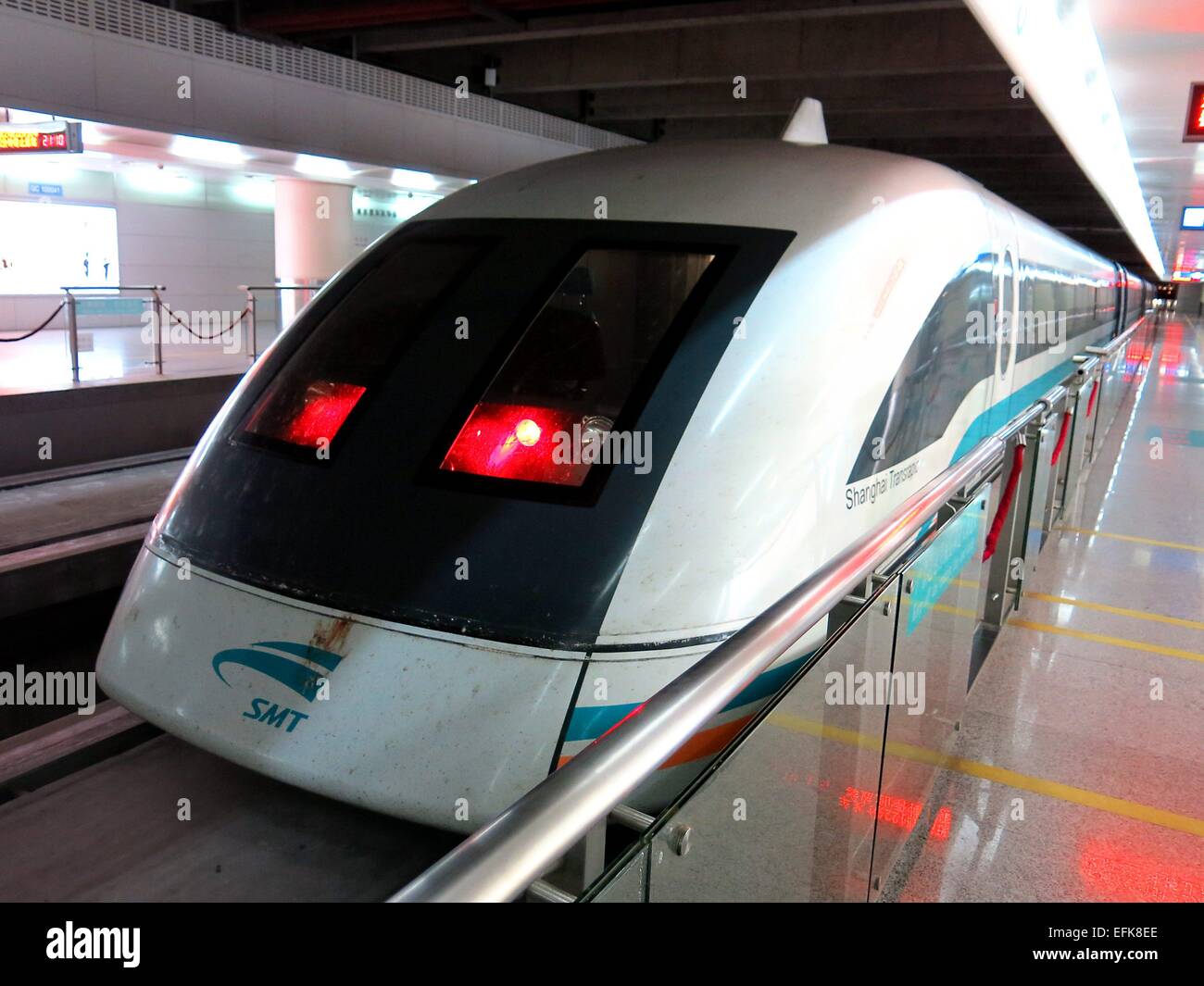 Le Shanghai Maglev Train est un train à sustentation magnétique, qui a  commencé par l'opération d'essai le 31 décembre 2002 sur un tronçon de 30  km du centre-ville à l'aéroport de Pudong.