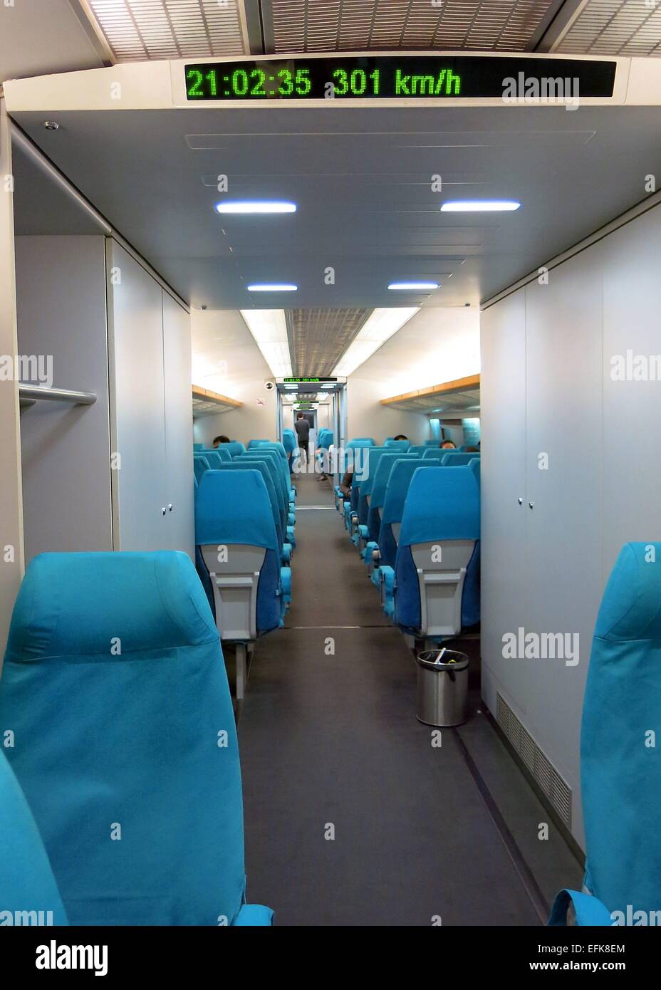 Le Shanghai Maglev Train est un train à sustentation magnétique, qui a commencé par l'opération d'essai le 31 décembre 2002 sur un tronçon de 30 km du centre-ville à l'aéroport de Pudong. Photo : Mai, 2014. Banque D'Images