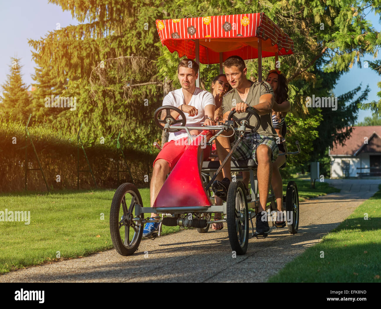 Quatre jeunes gens dans un quatre-roues location Banque D'Images