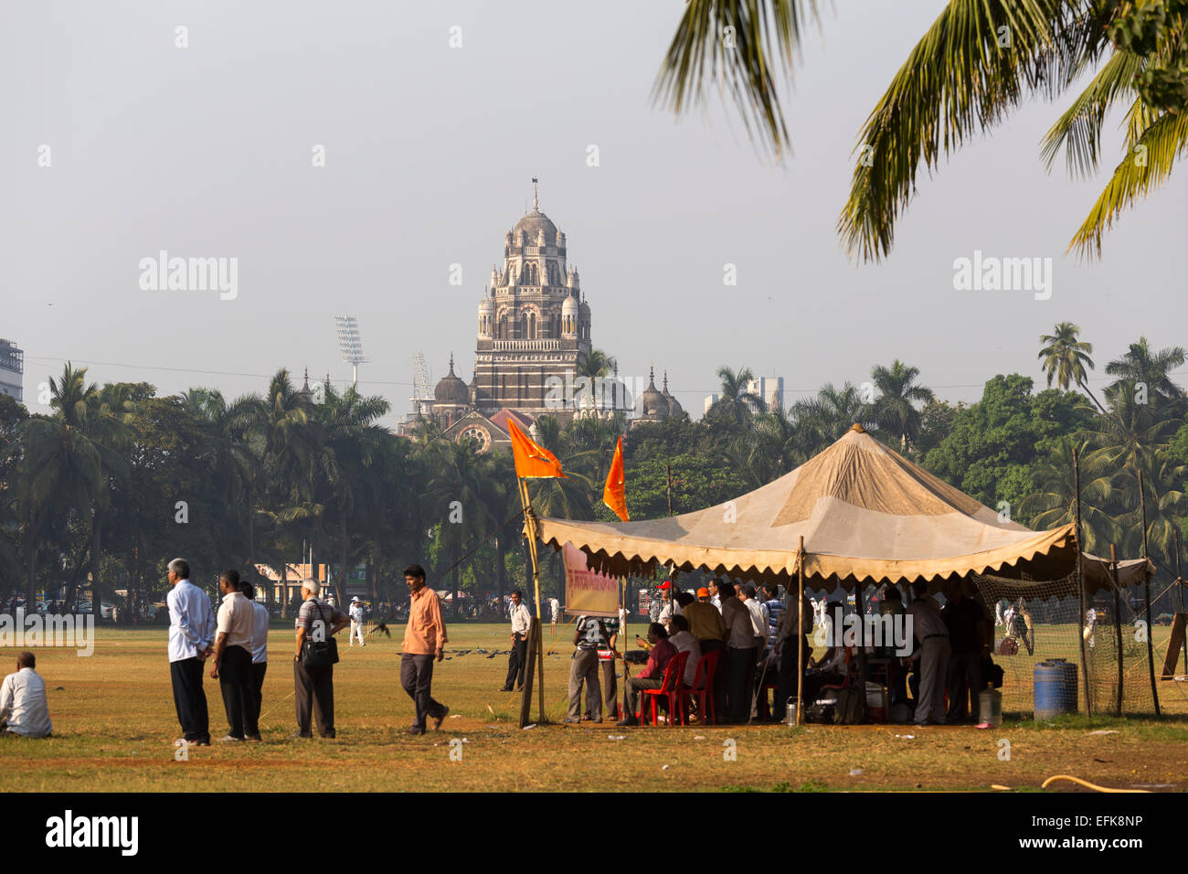 L'Inde, Mumbai, Maharashtra, district de Colaba, Maidan, ovale et terminus ferroviaire Churchgate Banque D'Images