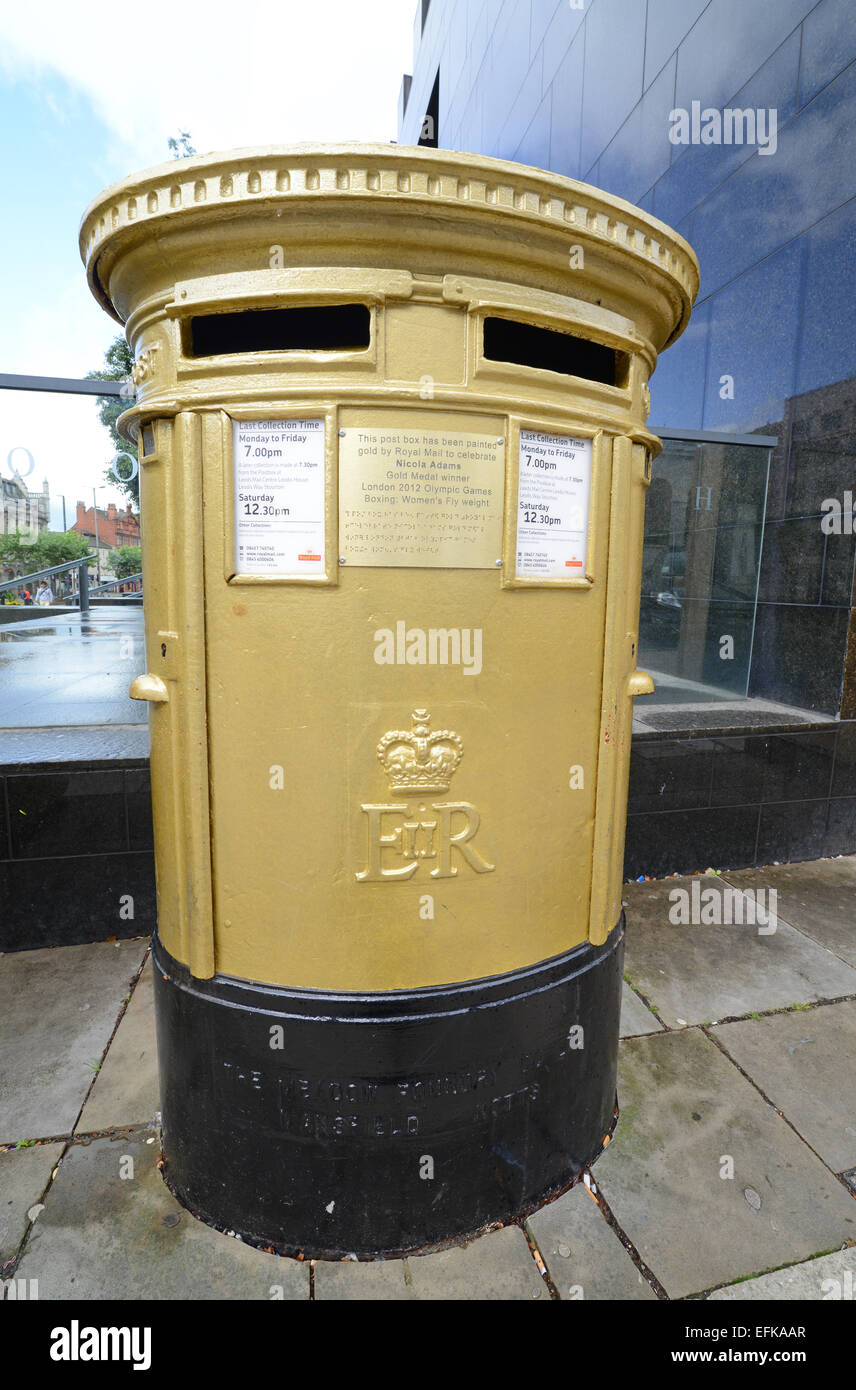 Golden royal mail post box à Leeds célébrant nicola adams boxing gagnante d'or aux Jeux olympiques de 2012 à Londres Royaume-Uni Banque D'Images