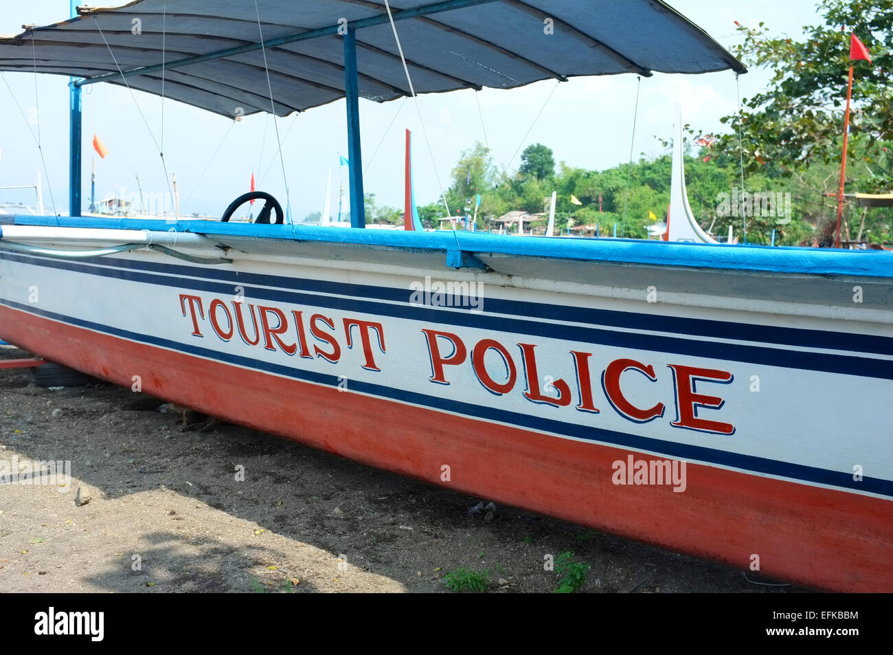 Petit bateau dans les Philippines appartenant à la police touristique Banque D'Images