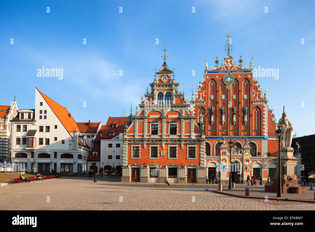 Chambre des points noirs avec une sculpture de Roland à Riga contre le soir, ciel bleu Banque D'Images