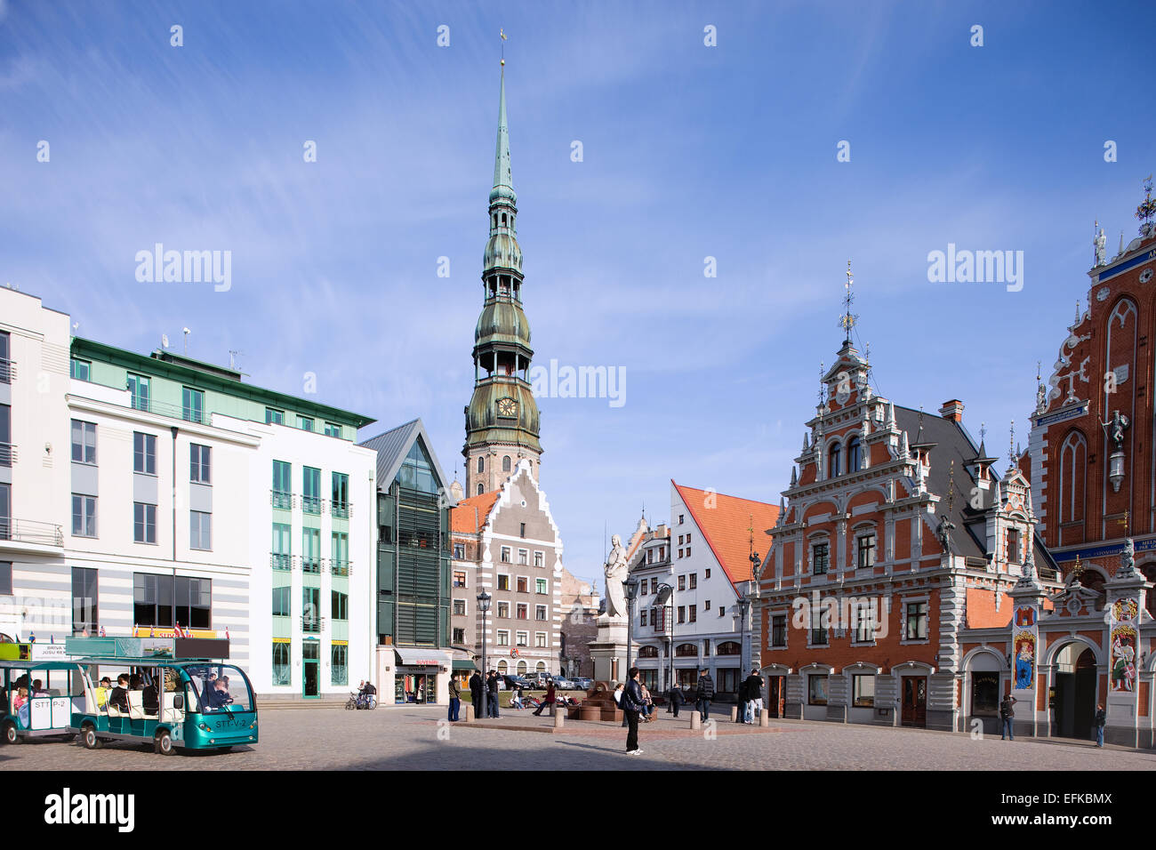 Chambre des points noirs avec une sculpture de Roland à Riga contre le soir, ciel bleu Banque D'Images