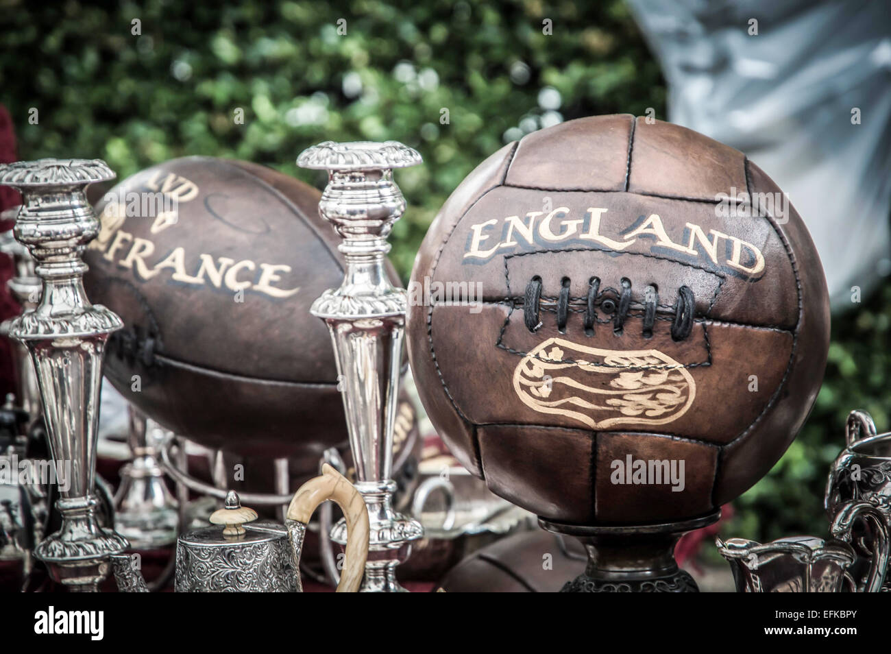 Des ballons de foot football marron Banque D'Images