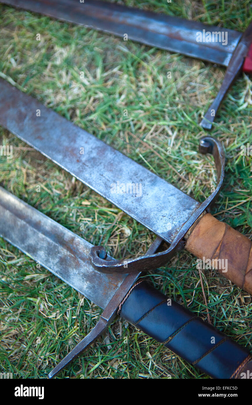 Épées médiévales sur l'herbe Banque D'Images