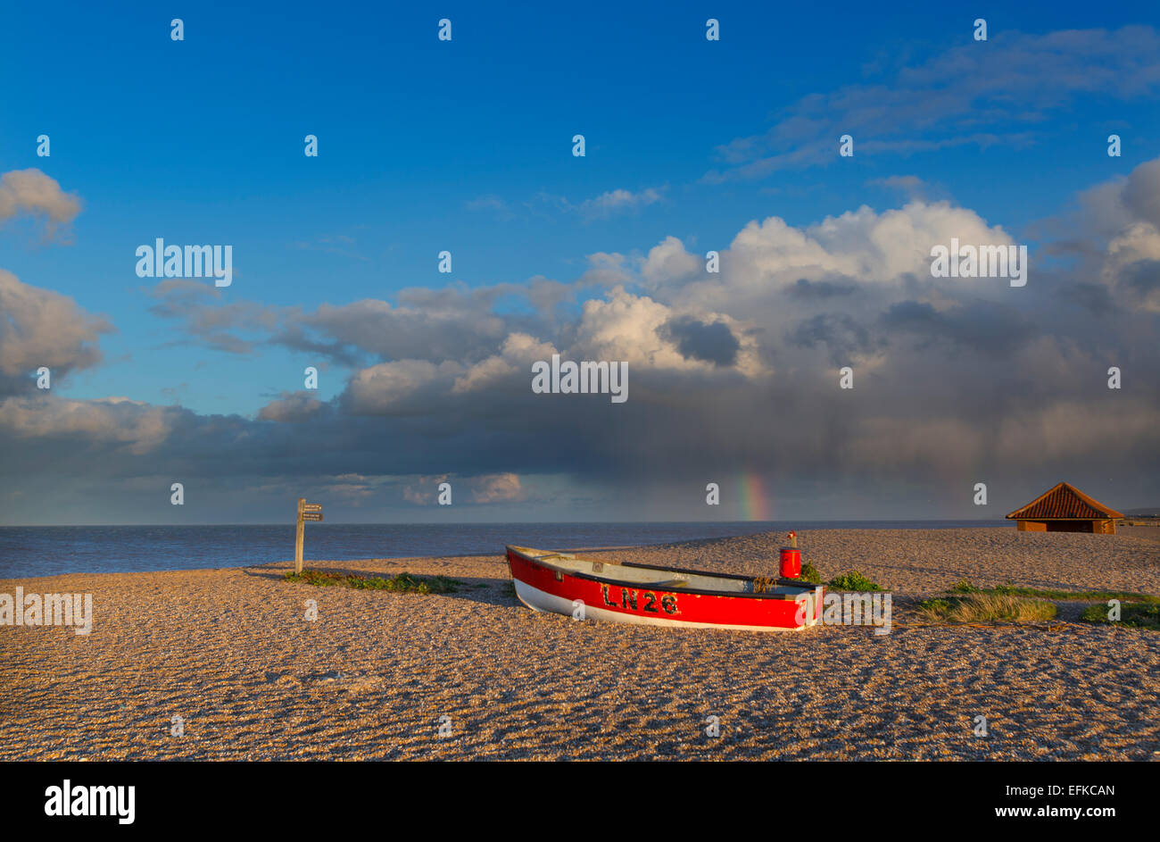 Le CLAJ Beach et du bateau avec l'orage en hiver Banque D'Images