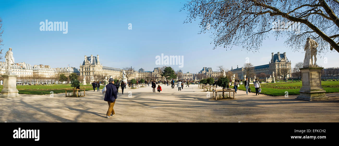 Parc des Tuileries, Louvre, Paris, France, mars 2012. Stiched panorama. Banque D'Images
