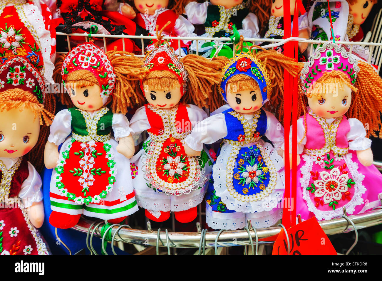 BUDAPEST - Octobre 22 : magyar dolls le 22 octobre 2014 à Budapest, Hongrie. Une grande variété de poupées sont vendues à t Banque D'Images