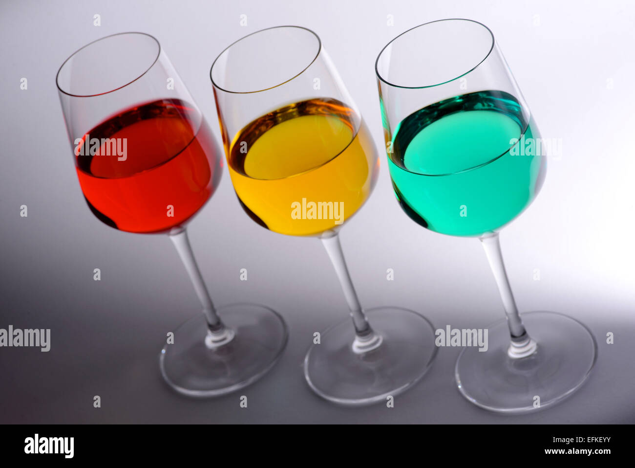 Trois verres à vin remplie de rouge, jaune et vert, liquide de couleur. Représentant de feux de circulation Banque D'Images