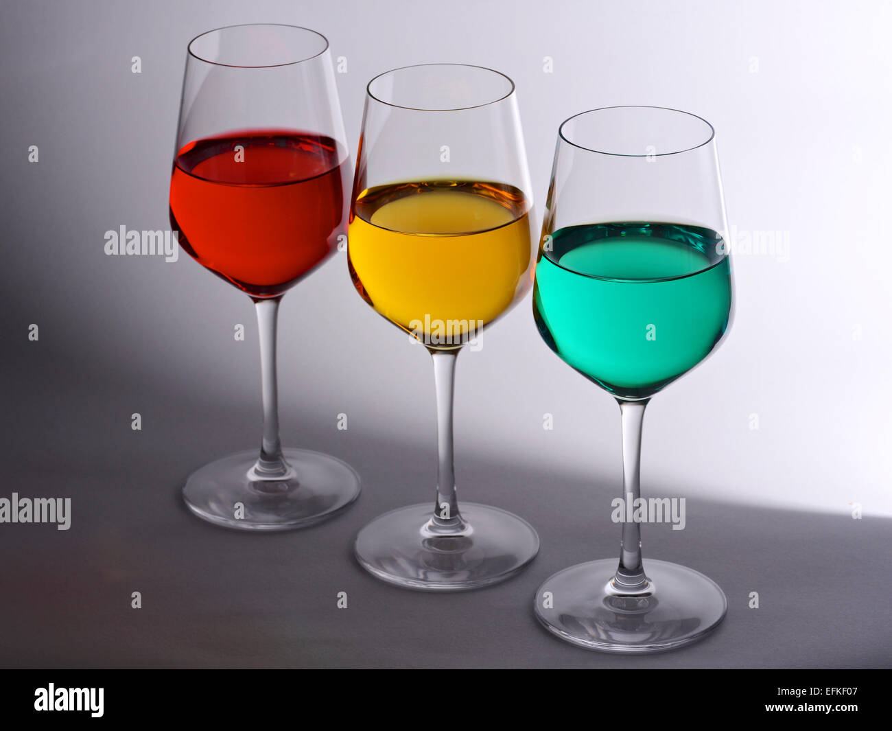 Trois verres à vin remplie de rouge, jaune et vert, liquide de couleur. Représentant de feux de circulation Banque D'Images