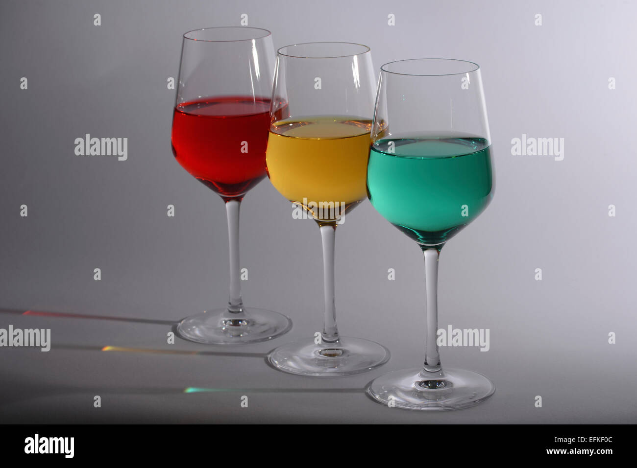 Trois verres à vin remplie de rouge, jaune et vert, liquide de couleur. Représentant de feux de circulation Banque D'Images