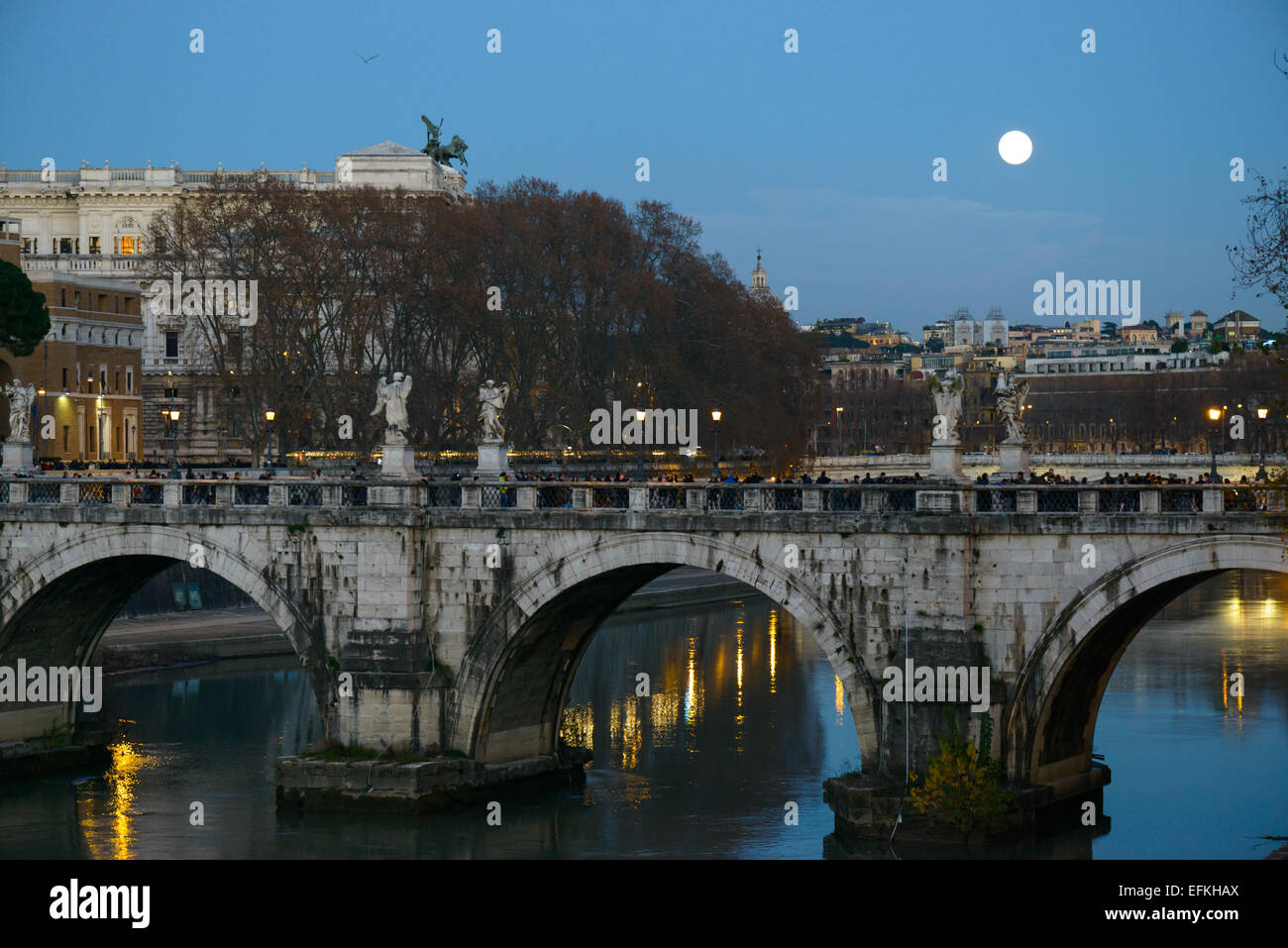 Pont sur le Tibre à Rome près de Vatican Banque D'Images