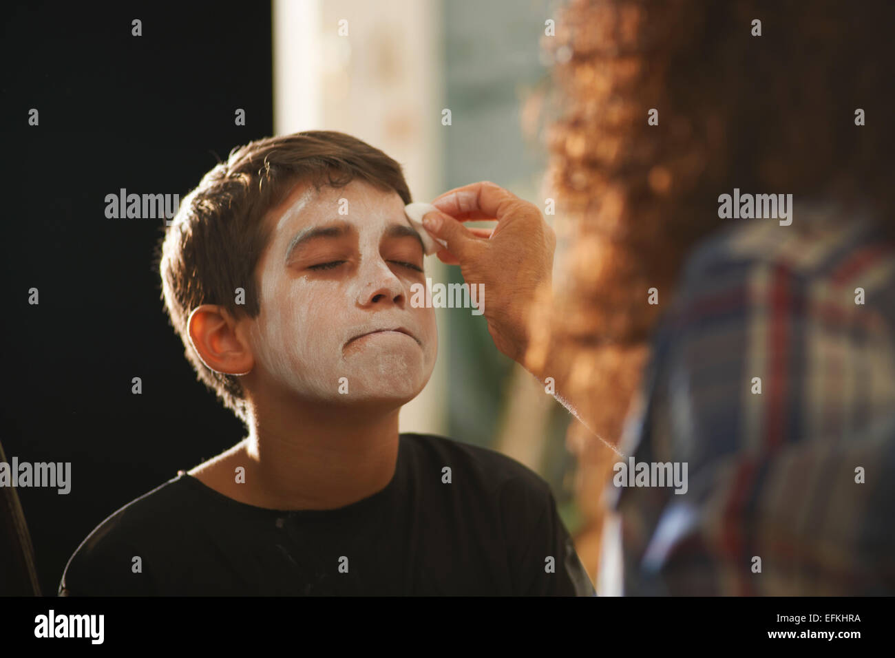 Mère fils peinture blanc face pour l'halloween Banque D'Images