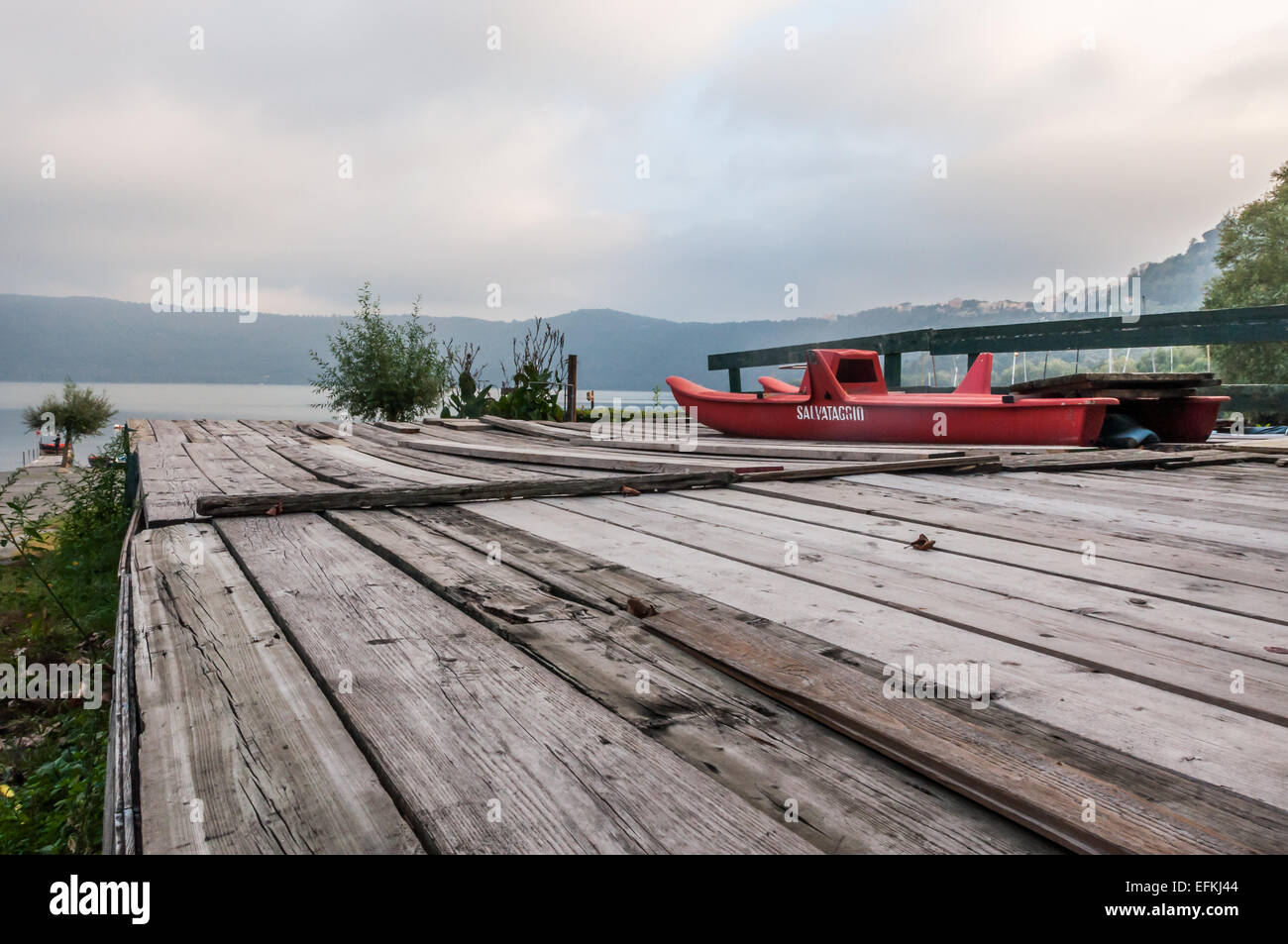 Bateau de sauvetage rouge sur un quai à Castel Gandolfo, près de Rome, Italie Banque D'Images
