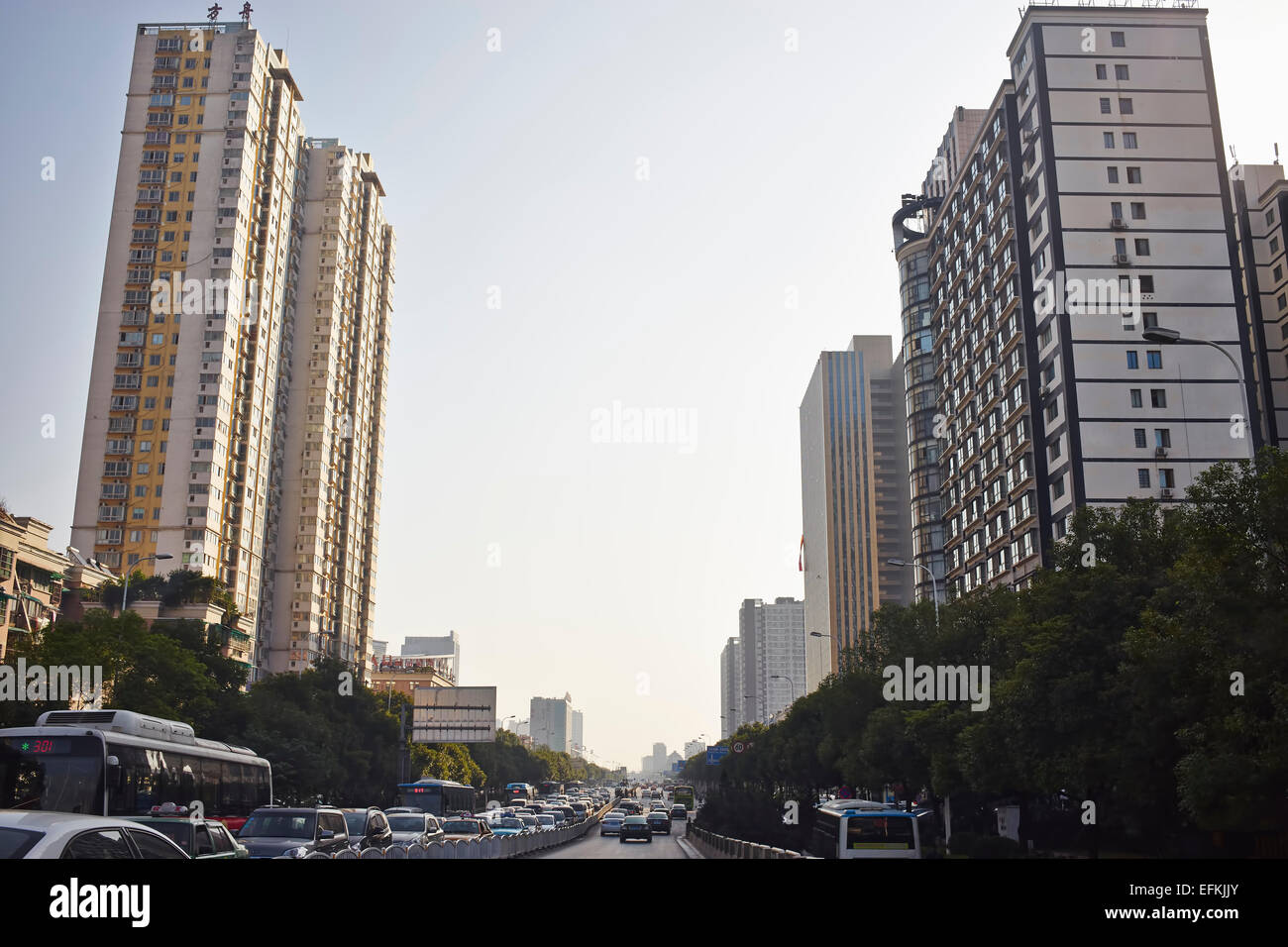 Le trafic de banlieue sur l'autoroute, Changsha, Hunan, Chine Banque D'Images