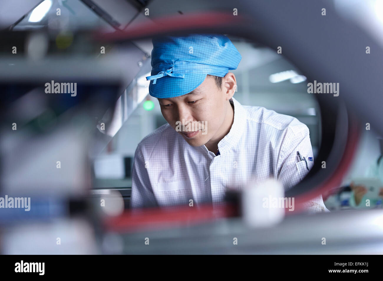 À l'aide de travailleurs en usine Machines spécialisée dans la création de circuits fonctionnels sur des surfaces souples Banque D'Images