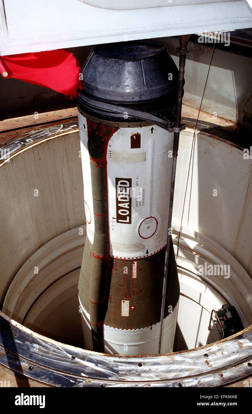 Le dernier Air Force II Minuteman missile balistique intercontinental est hissé hors de son tube de lancement au centre de lancement K-11 à la Malmstrom Air Force Base le 10 août 1995 à Great Falls, Montana. La retraite de ce missile marque l'achèvement du Président Bush's '1991' pour que supprimé tous les missiles Minuteman II d'alerte. Banque D'Images