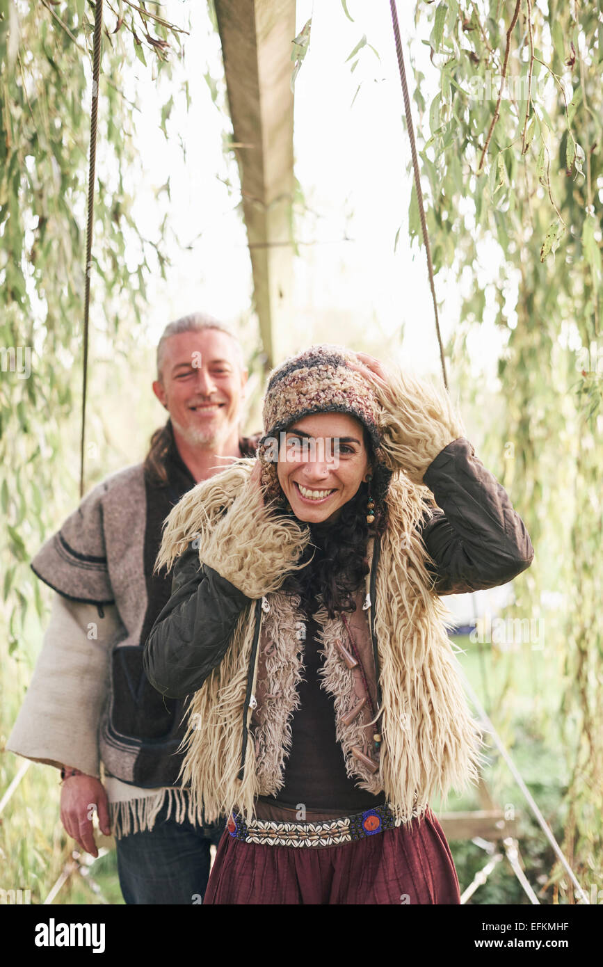 Portrait of mature couple hippie dans jardin Banque D'Images