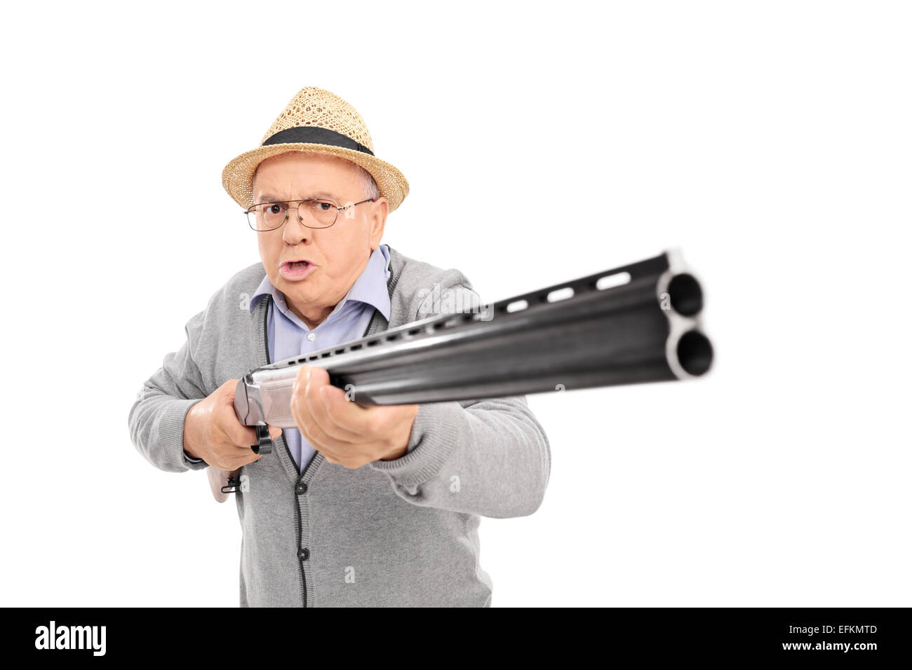 Furious senior man holding un fusil isolé sur fond blanc Banque D'Images