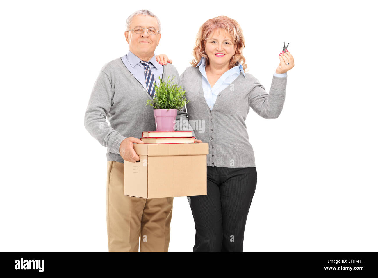 Young couple holding moving boxes et clés isolé sur fond blanc Banque D'Images