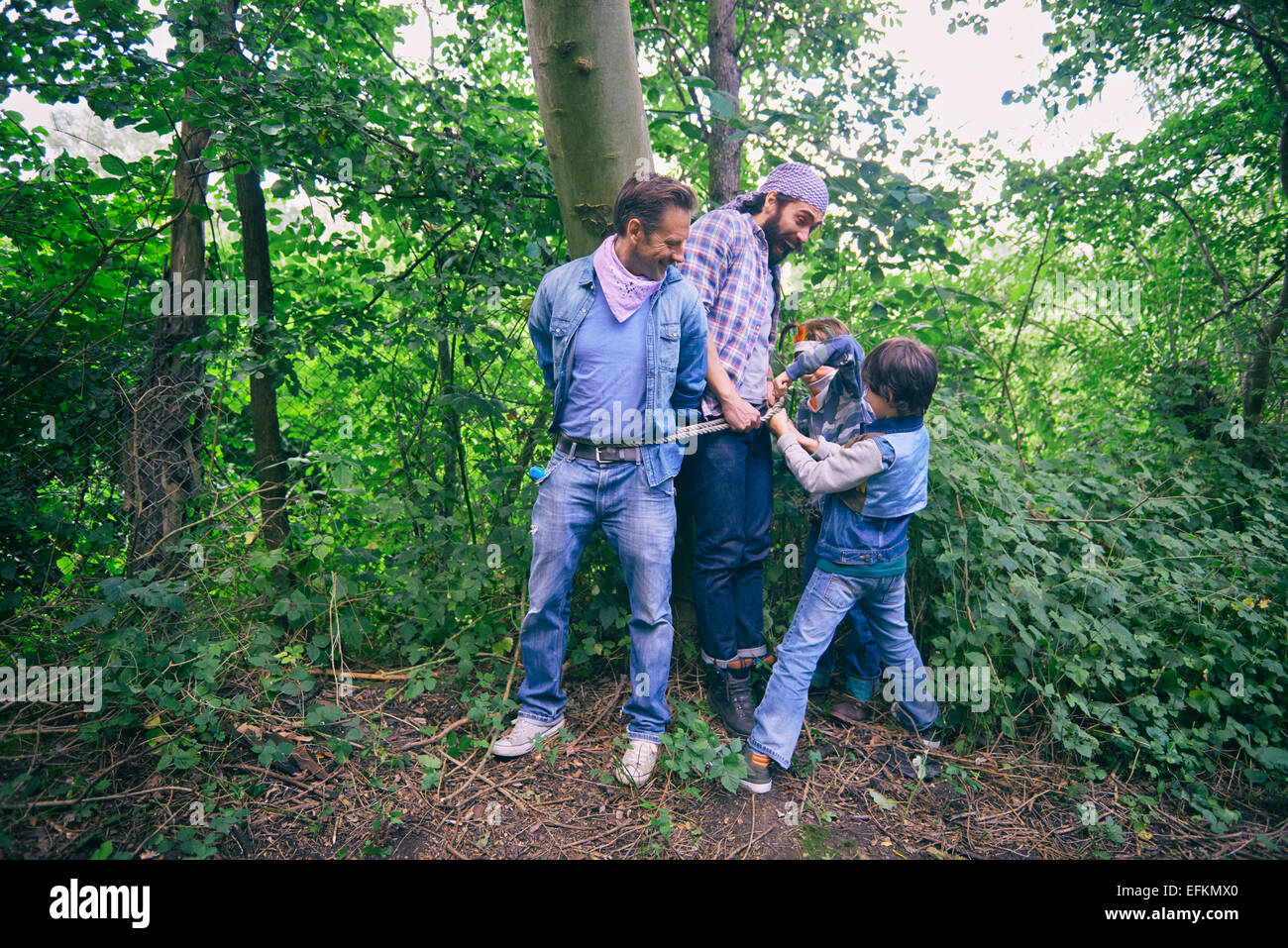 Deux hommes capturés par les garçons dans la forêt Banque D'Images