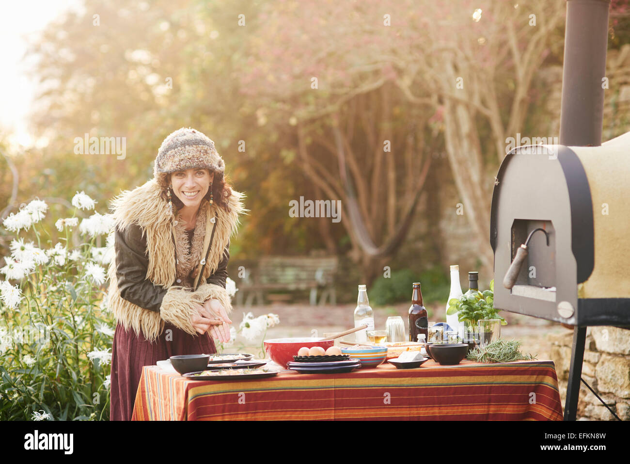 La préparation des aliments femme hippie mature sur table de jardin Banque D'Images
