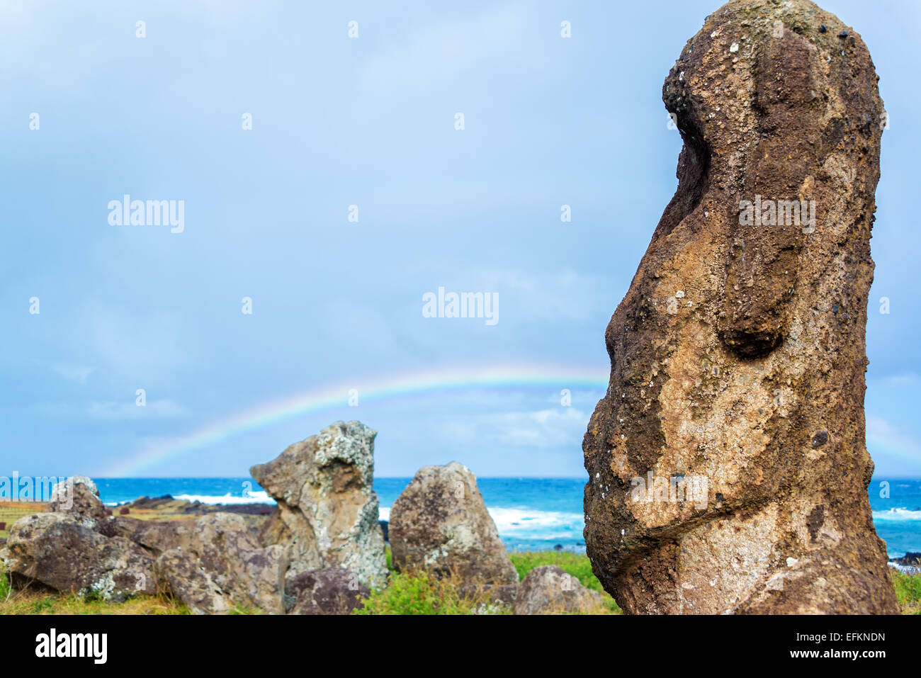 Un moai sur l'île de Pâques avec un arc-en-ciel en arrière-plan Banque D'Images